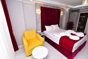 Deluxe Double or Twin Room, Garden View (2 Adults + 1 Child) | Espace de travail pour ordinateur portable, fer et planche à repasser