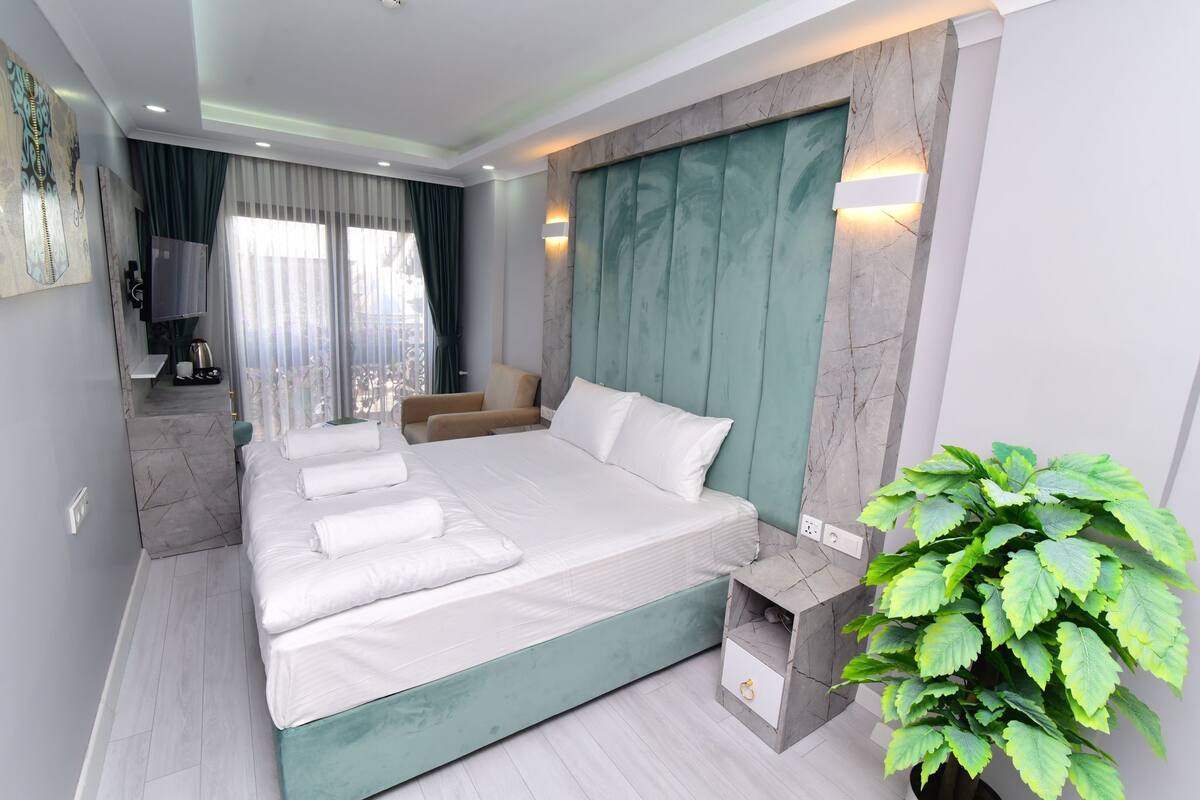 Deluxe Double Room, Sea View | Laptop workspace, iron/ironing board (on request), cribs (free)