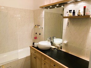 Haartrockner, Handtücher, Seife, Toilettenpapier