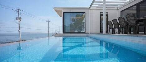 Premium Poolvilla | Skrivbord, arbetsyta för laptop, ljudisolering och sängkläder