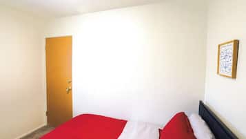 2 bedrooms, iron/ironing board, WiFi