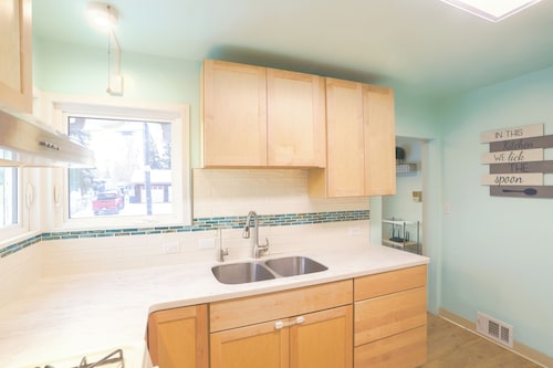 Serene 2-bedroom apartment in downtown with big parking lot and convenience 