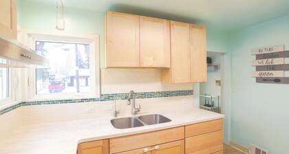Serene 2-bedroom apartment in downtown with big parking lot and convenience