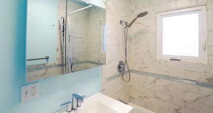 Serene 2-bedroom apartment in downtown with big parking lot and convenience