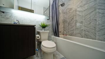 Apartamento básico | Baño | Ducha y bañera combinadas, secador de pelo, toallas y jabón