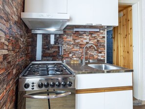 烤箱、烤面包机、高脚椅、餐桌