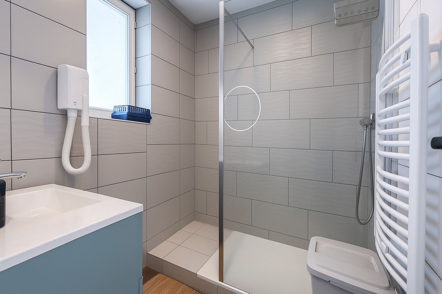 Een douche, een haardroger, handdoeken, zeep