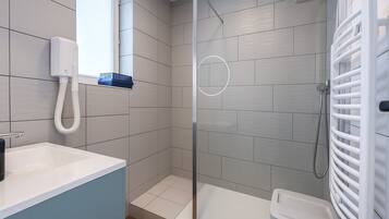 Een douche, een haardroger, handdoeken, zeep