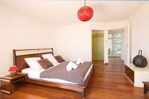 3 slaapkamers, een bureau, een strijkplank/strijkijzer, reisbedje