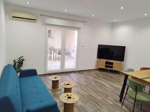 TV - Chez sandrou (Aigues-Mortes)