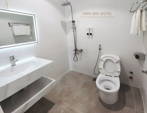 Deluxe Quadruple Room, Private Bathroom, City View | Bathroom