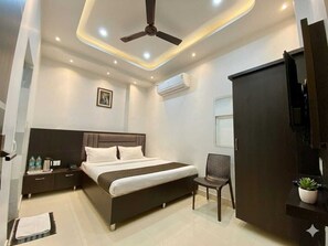Deluxe Double Room | Free WiFi - Butterfly Inn (Varanasi)