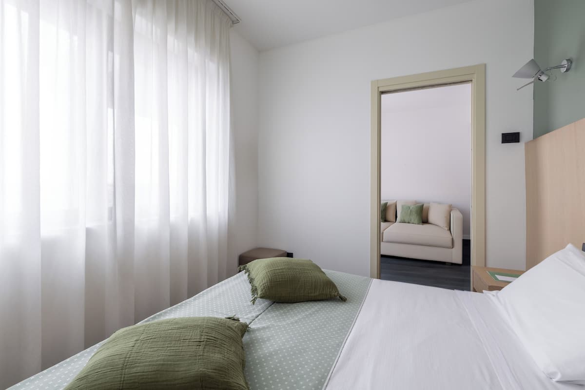 Familie suite | 1 slaapkamer, een minibar, een kluis op de kamer, een bureau