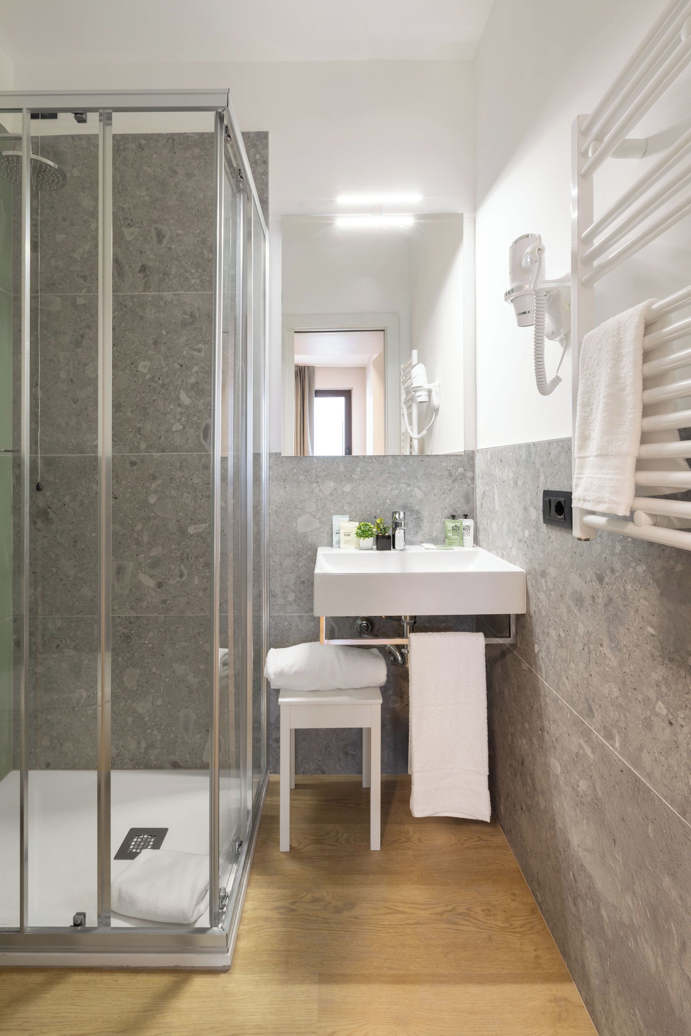 Classic-Einzelzimmer | Badezimmer | Haartrockner, Hausschuhe, Handtücher, Seife