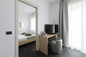 Minibar, coffres-forts dans les chambres, bureau