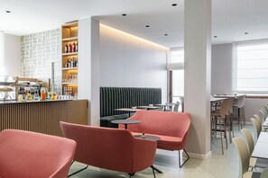 朝食 (ビュッフェ)、毎日提供 (1 名様 9 EUR)