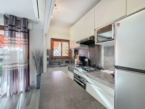 Frigorifero, microonde, forno, piano cottura