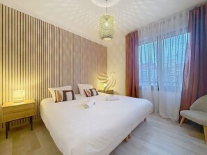 Bureau, fer et planche à repasser, Wi-Fi, draps fournis