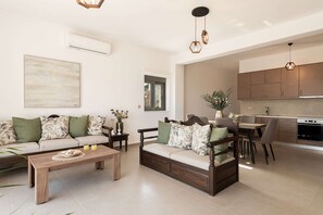 TV - Stone villa with private pool close to Marathi beach (Kounoupidiana, Marathi, Chania)