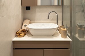 Shower, hair dryer, towels, soap - Thessalonian Suite I - 2 Steps from White Tower (Thessaloniki)