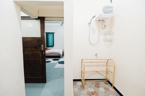 Appartement Standard | Salle de bain | Douche à « effet pluie », serviettes fournies, papier toilette