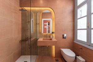 Bruser, hårtørrer, håndklæder, Toiletpapir