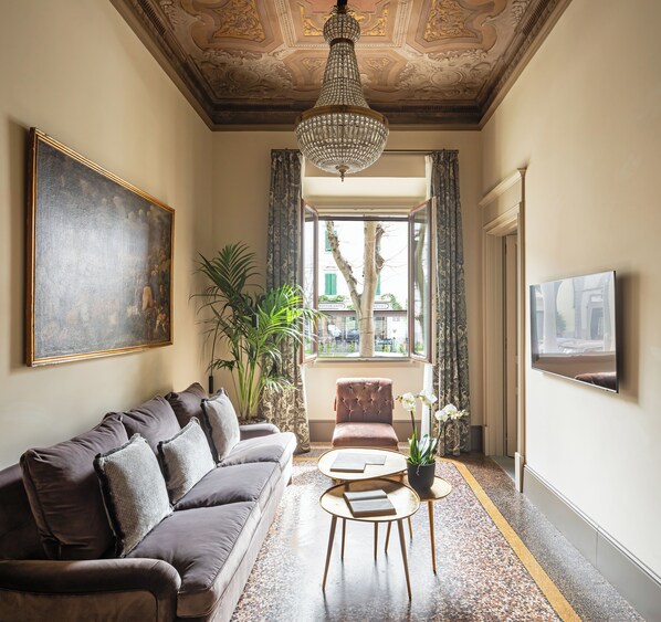 Luxe appartement, uitzicht op de binnenplaats | Een kluis op de kamer, een bureau, een laptopwerkplek