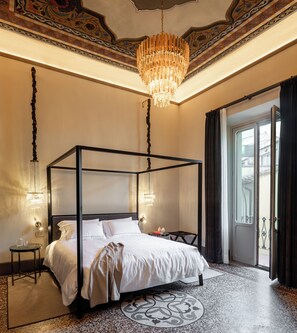 Luxe appartement, terras, uitzicht op de stad | Een kluis op de kamer, een bureau, een laptopwerkplek