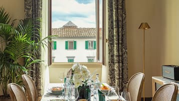 2AM | 3 bedrooms, in-room safe, desk, laptop workspace