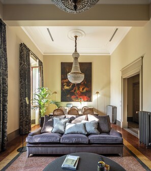 2AM | Living area - This Time Tomorrow in Florence (Florence)