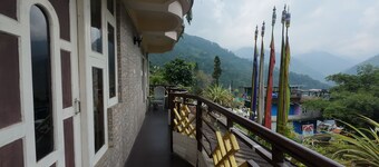 "StayWithUs: Your Comfort, Our Priority!"