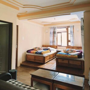 3 bedrooms, WiFi - "StayWithUs: Your Comfort, Our Priority!" (Darap)