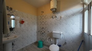 Een douche, handdoeken, toiletpapier