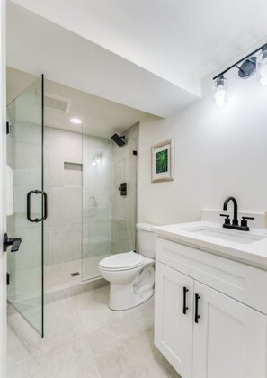 Een haardroger, handdoeken, zeep, toiletpapier