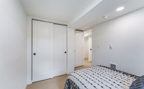 1 dormitorio, tabla de planchar con plancha, wifi y ropa de cama