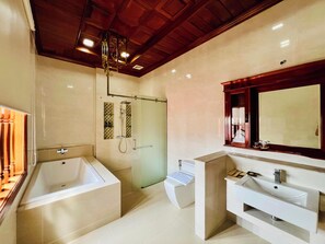 Chambre « Premier » avec lits jumeaux | Salle de bain