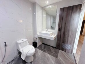 디럭스 더블룸 또는 트윈룸, 발코니, 시내 전망 | 욕실