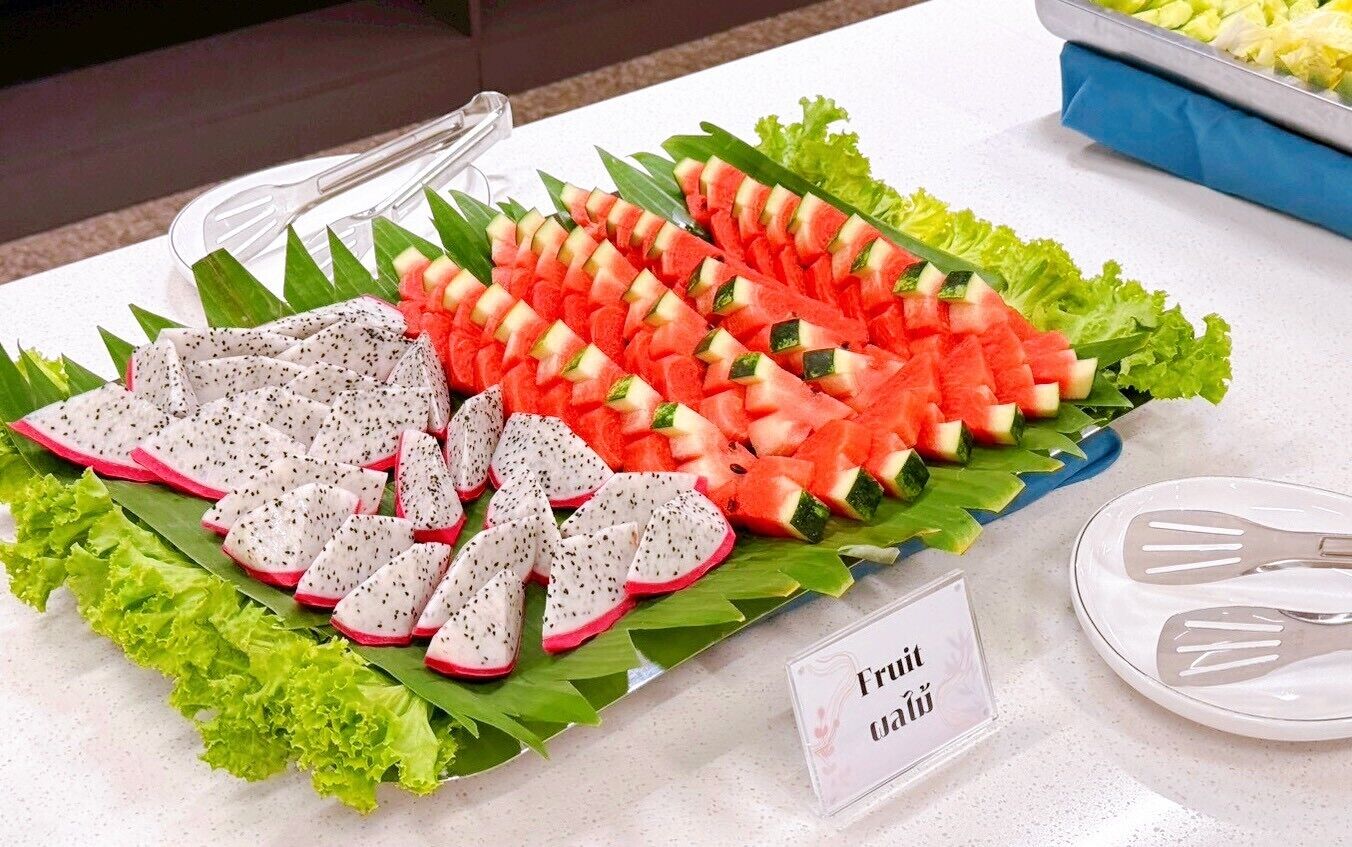 Eine Obstplatte mit Drachenfrucht und Wassermelone auf einem Tisch.