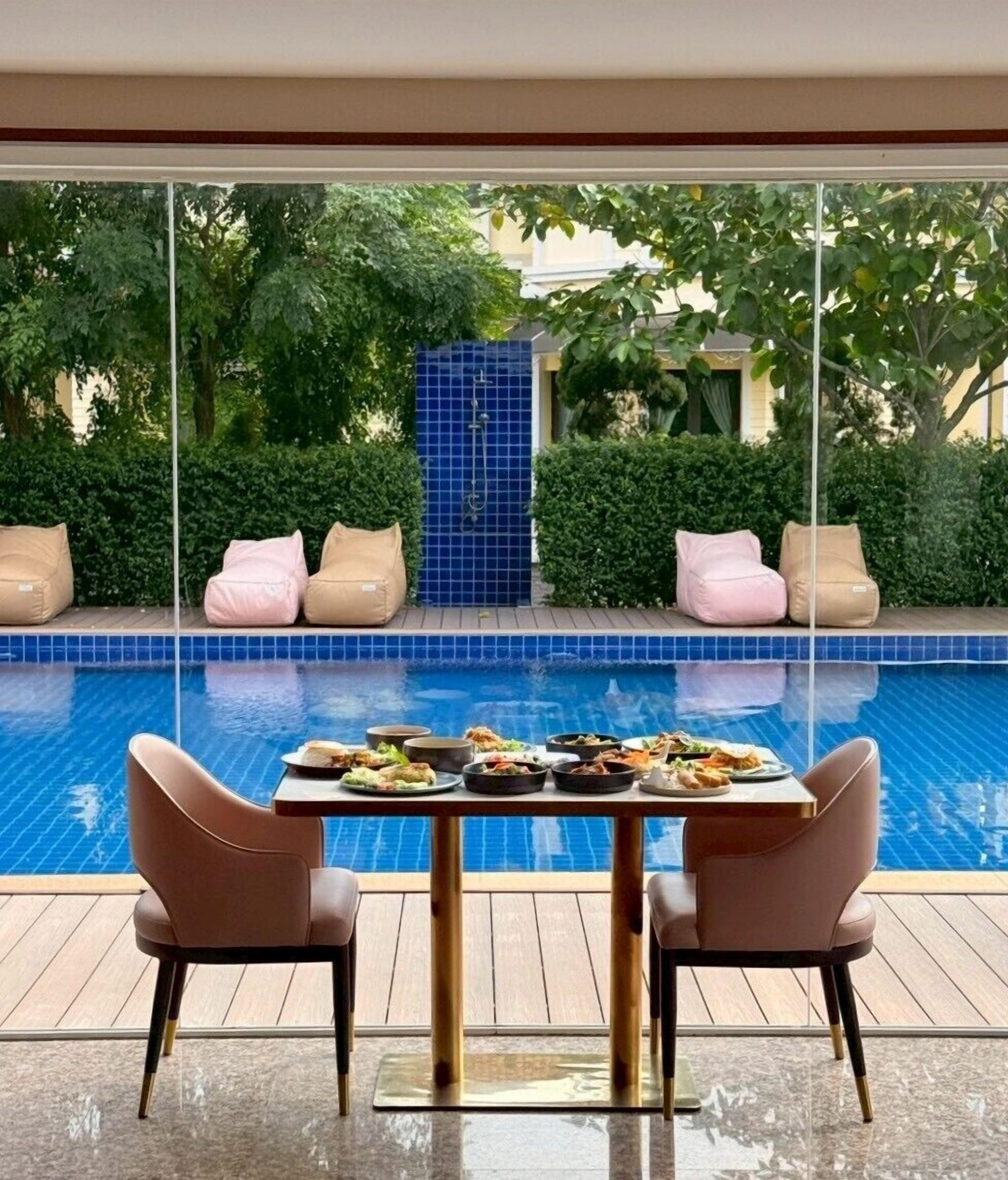 Daily cooked-to-order breakfast (THB 240 per person)