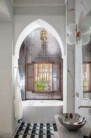 Suite de lujo, patio, vista al patio | Baño | Tina y regadera independientes, secadora de cabello, batas, pantuflas 