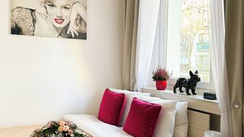1 habitación, sistema de insonorización y tabla de planchar con plancha