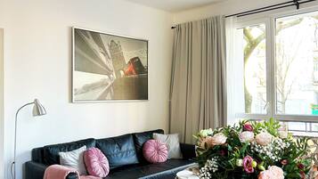 Lägenhet Deluxe - balkong - utsikt mot innergården | Vardagsrum | 165-centimeters platt-tv med satellitkanaler, tv och Netflix