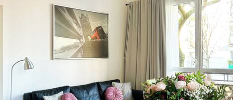 Căn hộ Deluxe, ban công, quang cảnh sân vườn | Khu phòng khách | TV màn hình phẳng 165-cm có truyền hình vệ tinh, TV, Netflix