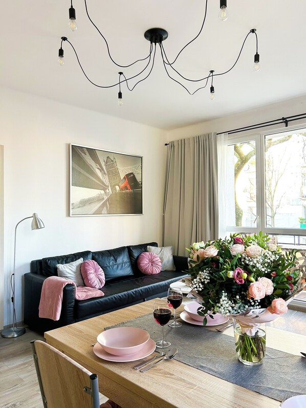 Deluxe Apartment, Balcony, Courtyard View | Living area | 165-cm flat-screen TV with satellite channels, TV, Netflix - Lumina cozy apartment in Lodz (Lódz)