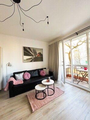 Deluxe Apartment, Balcony, Courtyard View | Living area | 165-cm flat-screen TV with satellite channels, TV, Netflix - Lumina cozy apartment in Lodz (Lódz)