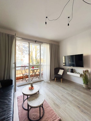 Deluxe Apartment, Balcony, Courtyard View | Living area | 165-cm flat-screen TV with satellite channels, TV, Netflix - Lumina cozy apartment in Lodz (Lódz)