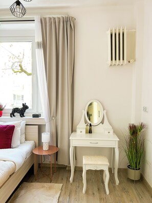 Deluxe-Apartment, Balkon, Blick auf den Innenhof | 1 Schlafzimmer, schallisolierte Zimmer, Bügeleisen/Bügelbrett