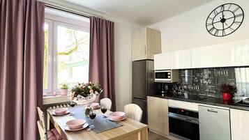 Deluxe Apartment, Balcony, Courtyard View | Private kitchen | Fridge, microwave, oven, stovetop