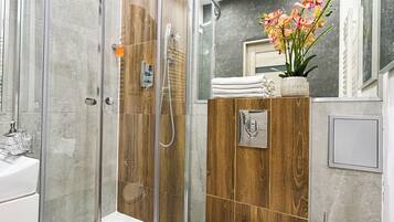 Deluxe Apartment, Balcony, Courtyard View | Bathroom | Towels