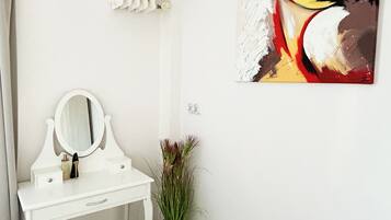 Appartement Deluxe, balcon, vue cour intérieure | 1 chambre, chambres insonorisées, fer et planche à repasser